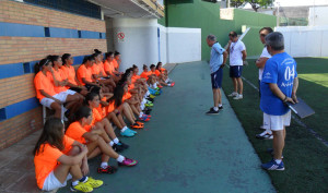 Antonio Toledo, entrenador del Fundación Cajasol San Juan, habla a sus jugadoras en el inicio de los entrenamientos.