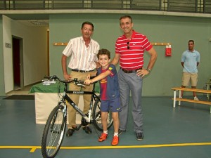 Ganador del sorteo de la bicicleta.