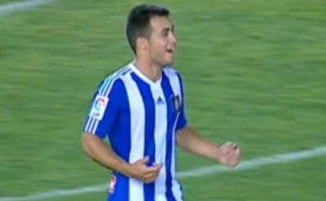 Joselu celebra la transformación del penalti que dio el trofeo al Recre. / Foto: IB3.