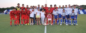 Los protagonistas del partido de carácter benéfico en Hinojos.