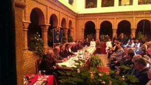 Imagen de una edición anterior del acto de conmemoración del 3 de agosto de 1492 en el claustro de La Rábida, organizado por la Real Sociedad Colombina Onubense.