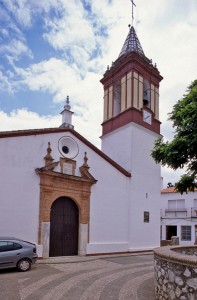 Vista de la fachada y de la torre de la Iglesia de Ntra. Sra. de los Remedios. / Guía Patrimonio Andaluz.