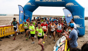 Momento de la salida de la XVIII Carrera Playera de Ayamonte. / J. Losa.