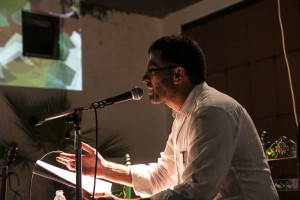 León Acosta leyó su poemario. / Foto: Javi Losa. 