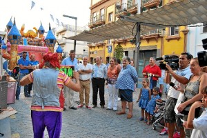 La alcaldesa Mª Luisa Faneca y el primer teniente de alcalde, Francisco Zamudio, junto al resto de concejales, durante la inauguración del Mercado Marinero 2013.