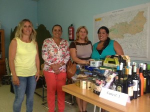 La alcaldesa y la concejala de Desarrollo Local, con Patricia Lopez, ganadora del primer lote de productos.