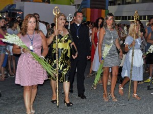 La Teniente de Alcalde y la concejala de Festejos a su llegada a la Parroquia para depositar sus ramos ante la Virgen