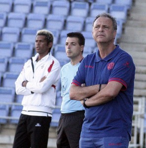 Joaquín Caparrós, entrenador del Levante, sigue las evoluciones del choque. / Foto: Josele Ruiz.