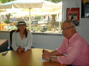 La actriz durante su visita a la redacción de Huelva Buenas Noticias, con Miguel A. Velasco.