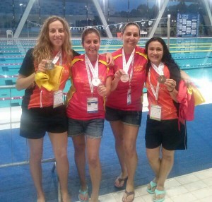 Componentes del equipo femenino de los 400 estilos, con sus medallas.