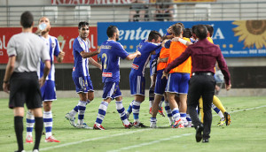 Los jugadores del Recre celebran el gol de Jorge Larena que dio el triunfo a los albiazules. / Foto: La Opinión de Murcia.