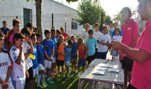 Un momento de la entrega de trofeos tras los torneos de fútbol sala en El Portil.