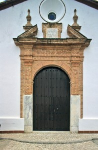 Vista general de la portada de la iglesia. / Foto: Patrimonio Andaluz.