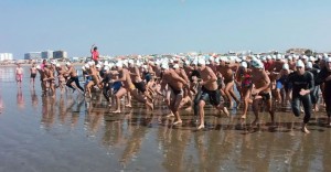 Alrededor de unos 150 nadadores tomaron parte en la XI Travesía a Nado de Punta Umbría.