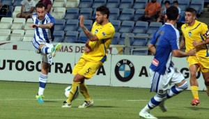 Fernando Vega será el lateral zurdo, pasando Morcillo al centro de la defensa del Recre. / Foto: Josele Ruiz.