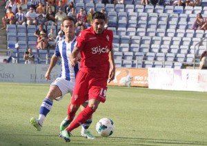 Fernando Vega, una de las novedades en el once, pugna con Carmona. / Foto: Josele Ruiz.