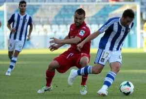 Arana, al transformar un penalti, marcó el gol del empate del Recre en el segundo tiempo. / Foto: Josele Ruiz.