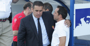 José Ramón Sandoval y Sergi Barjuan, técnicos del Sporting y del Recre respectivamente, antes del choque. / Foto: Josele Ruiz.