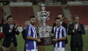 Los capitanes Córcoles y Cifu, con el Trofeo Ciudad de Palma. / Foto: Diario de Mallorca.