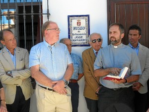 El cura párroco Joaquin Sierra Cervera y el alcalde Franco Javier de Pablos junto al parlamentario andaluz José Juan Díaz Trillo.