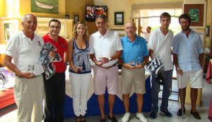 Los ganadores del torneo, junto a Patricia García, directora del campo de golf de Islantilla.