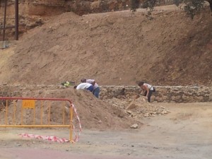 Trabajadores de la Bolsa de Empleo realizando labores en el talud del Castillo