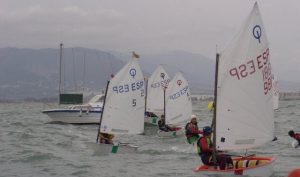 El Memorial Ricardo Terrades y el Trofeo Presidente de óptimist, dos clásicos en el calendario de la vela onubense.