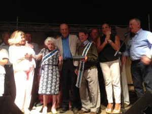 El alcalde de Huelva con los dos homenajeados.