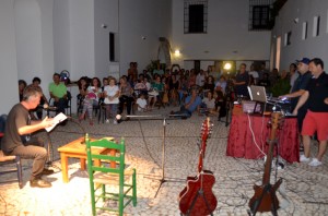 Ambiente que se vivió en el patio. / Foto: José Luis Rúa. 