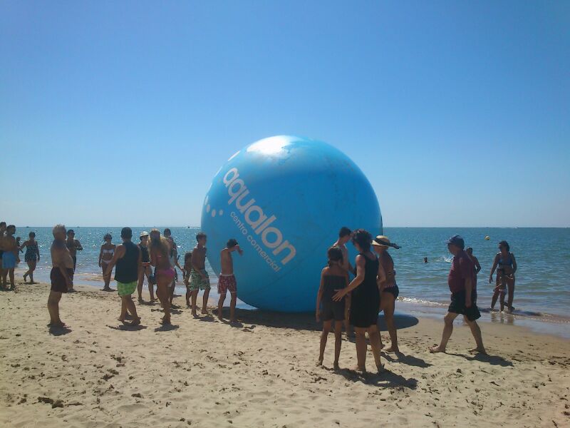 Globo de Aqualon, este sábado en la playa de El Portil.