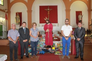 Los representantes locales durante la recogida.