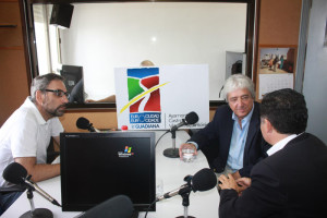 Los alcaldes de los tres municipios durante el programa de radio.