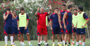 Joaquín Caparrós, durante un entrenamiento del equipo granota. / Foto: www.levanteud.com