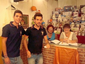 Carlos Martínez y Roberto Bandera, del Grupo Joven, junto a las camaristas Manoli Arena y Paqui Fernández, en la Tómbola. 