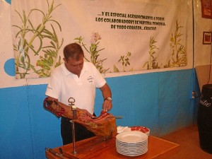 En el Rincón de la Manzanilla sólo se ofrece esta bebida y jamón. 