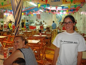 Un centenar de jóvenes participan de forma voluntaria en esta caseta.