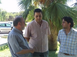 Paco Echevarría conversa con unos jóvenes en el centro Naim. 