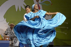 El colorido de la danza internacional llega un año más a Villablanca.