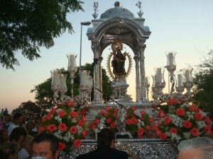 La Virgen es trasladada al amanecer del día. 