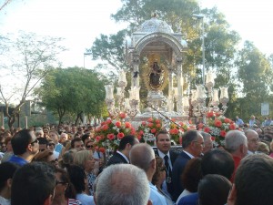 Un momento en el que numerosos onubenses acompañan a la patrona.