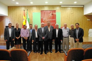 Foto de familia de la firma de los convenios. 