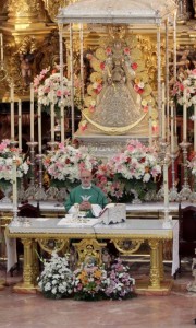 García Muñoz, ante la Virgen del Rocío. / Foto: Hdad. Matriz Almonte. 