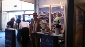 Darío García junto al casco minero en la Feria Exponor.