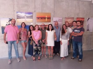 Algunos de los miembros de Huelva y sus Fotógrafos que exponen en Punta Umbría.