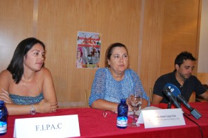 La concejal de Festejos, Isabel López, presentó el Carnaval de Verano junto a la ACI y FIPAC.