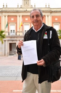 José Pablo Vázquez, ante el Ayuntamiento de Huelva. 