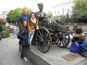 El historiador ha hecho muchos amigos en el extranjero.