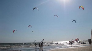 El kitesurf, protagonista este sábado en Punta Umbría.