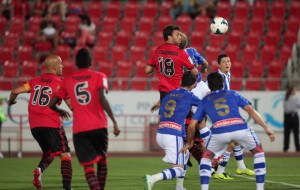 Víctor Casadesús intenta el remate de cabeza ante varios defensores albiazules. / Foto: www.rcdmallorca.es.