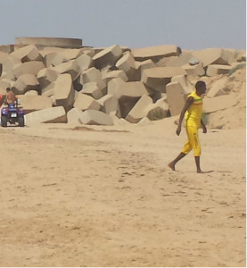 Este chico, que se encontraba en una sombrilla contigua junto a su mujer, entró en el agua e intentó salvarlo al observar los hecho, pero le fue imposible. Tuvo que necesitar la ayuda de una barquilla para llevarlo a la orilla.